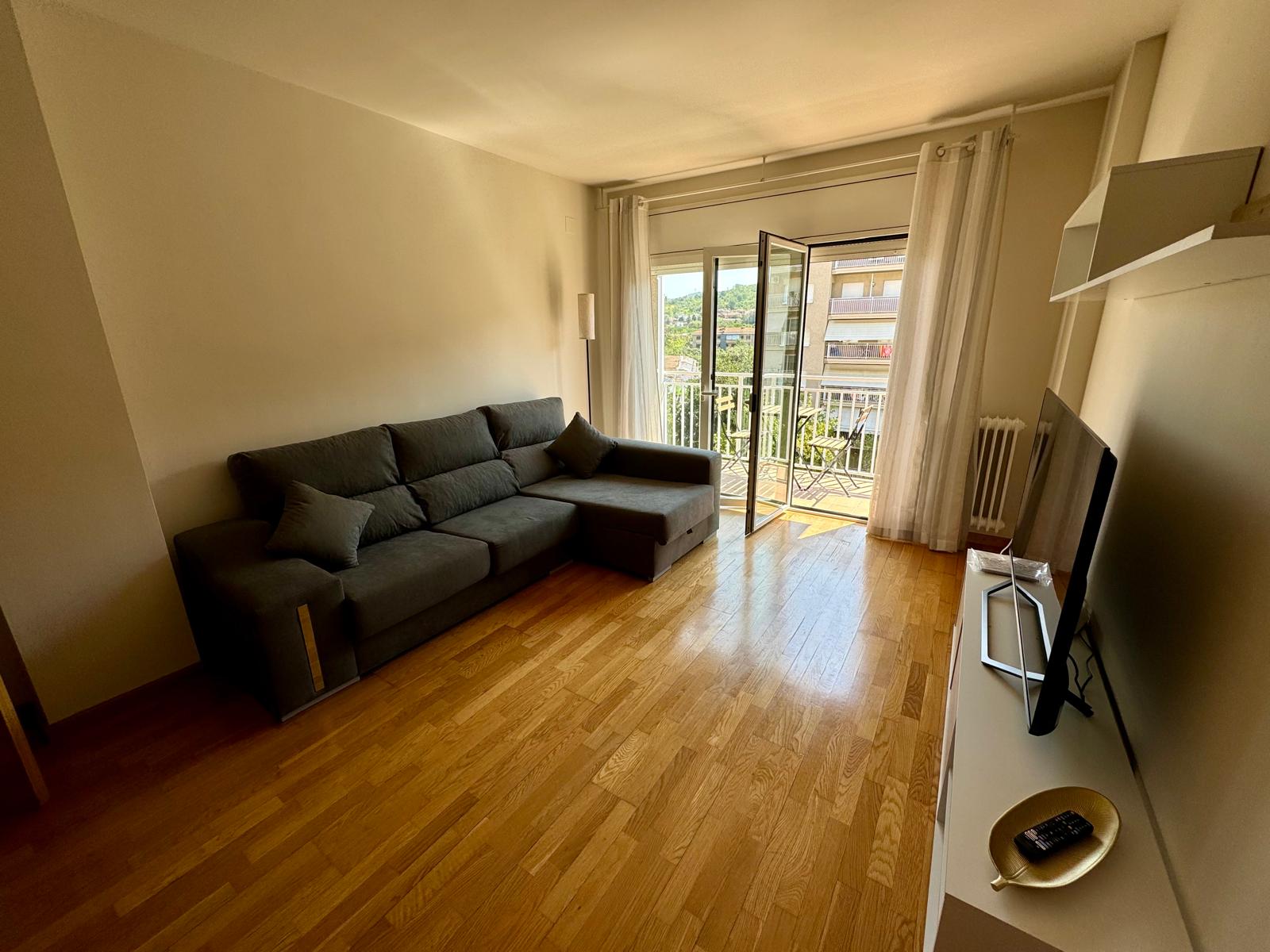 Estudiants cuinant junts en un pis compartit