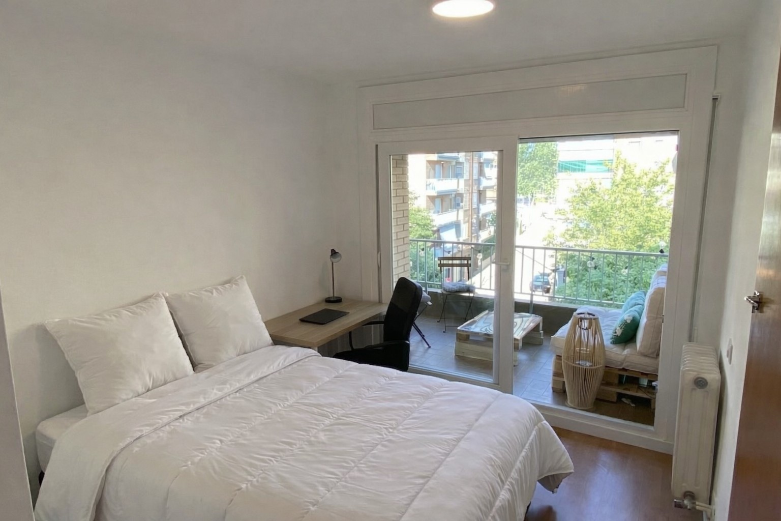 Grup d'amics relaxant-se al pis